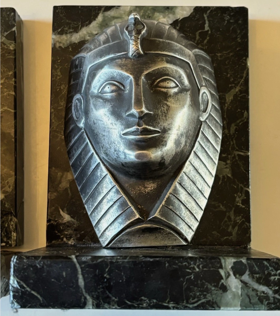 C. CHARLES Serre livres art déco bronze sur marbre représentant des visages de pharaon. Signés-photo-4