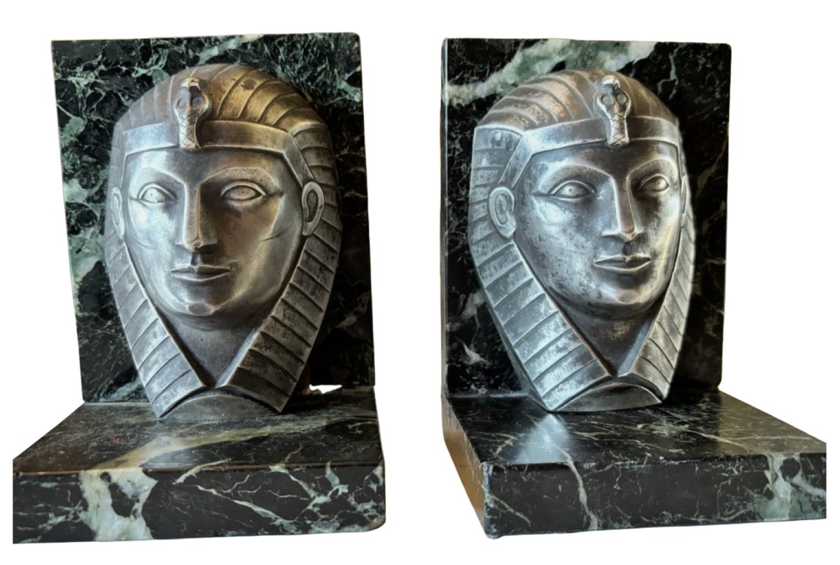 C. CHARLES Serre livres art déco bronze sur marbre représentant des visages de pharaon. Signés