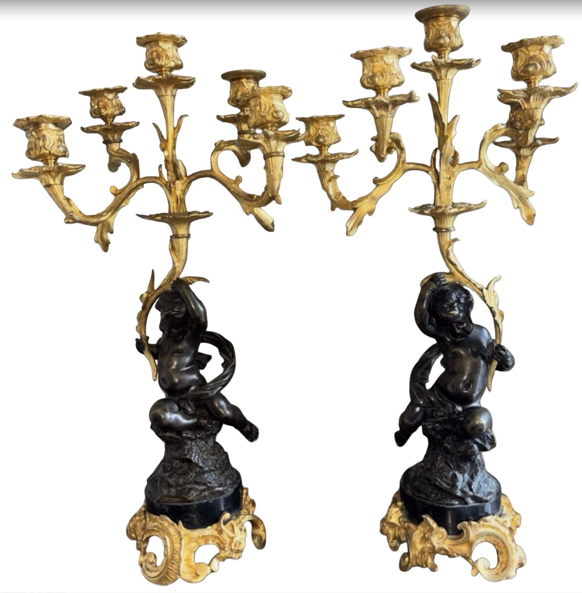 Paire de candélabres "Putti" à 5 bras de lumière, en bronze a double patine 