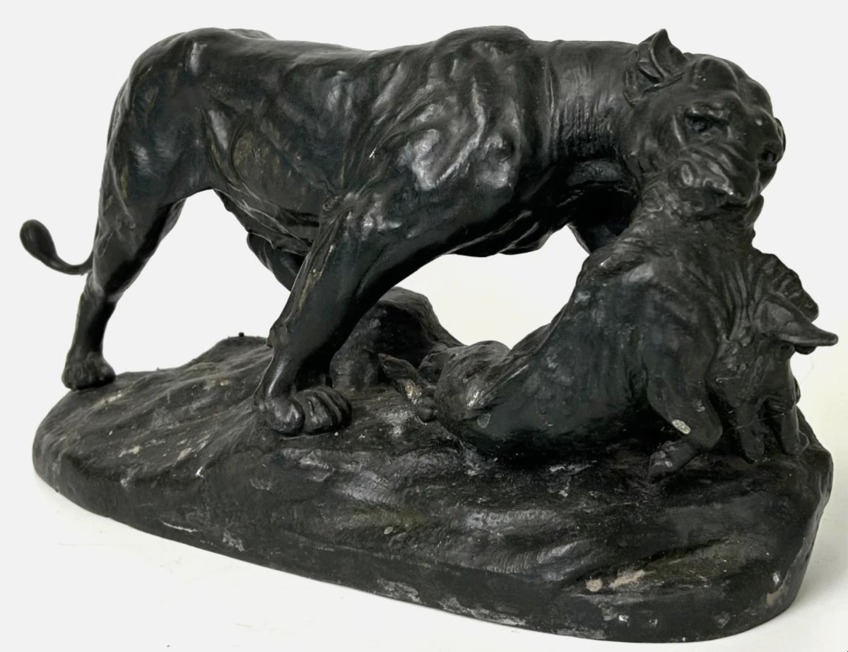 Charles MASSON (1822-1894).  Lionne ou panthère tenant un phacochère dans sa gueule.  Groupe en