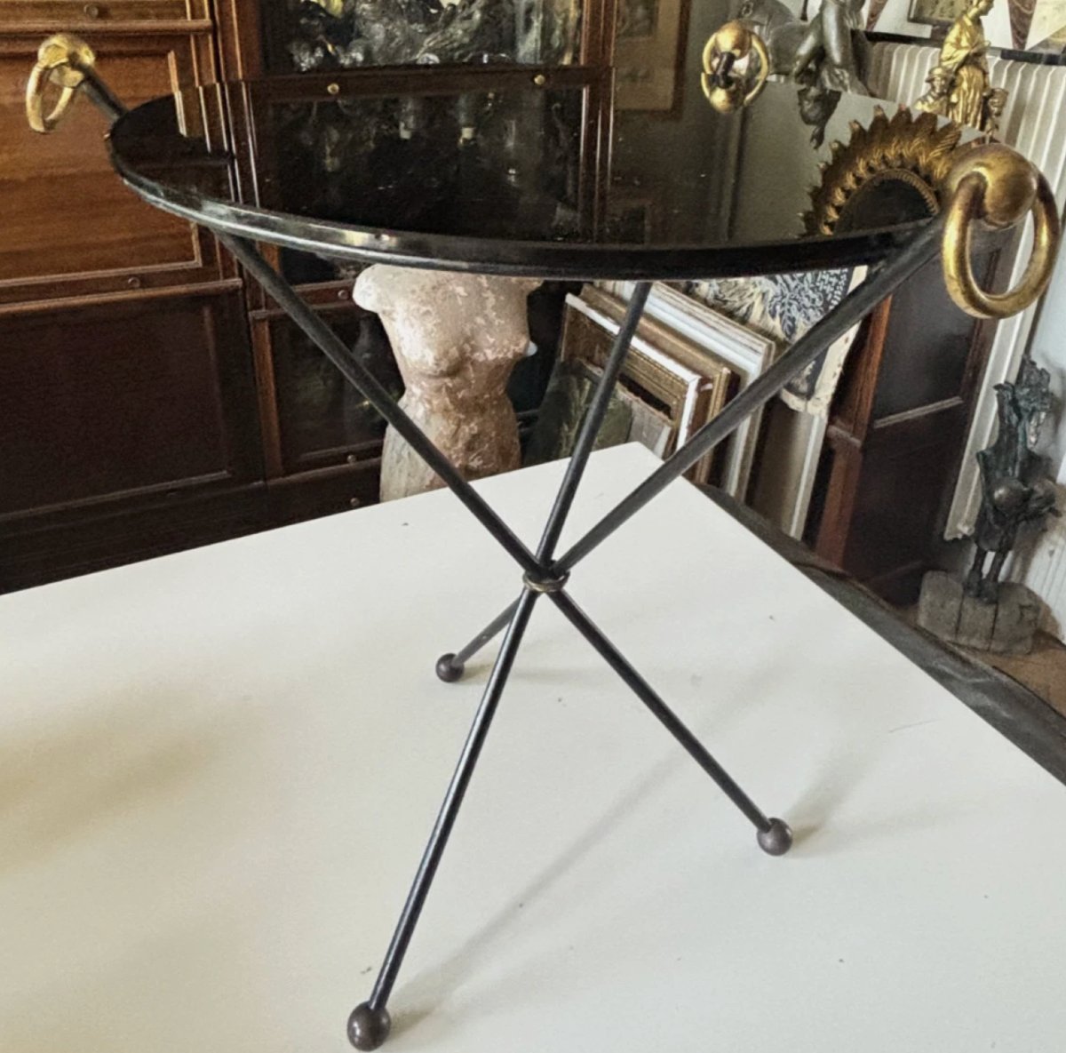 Jacques ADNET (1900 - 1984). Guéridon tripode se terminant par des anneaux dorés-photo-3
