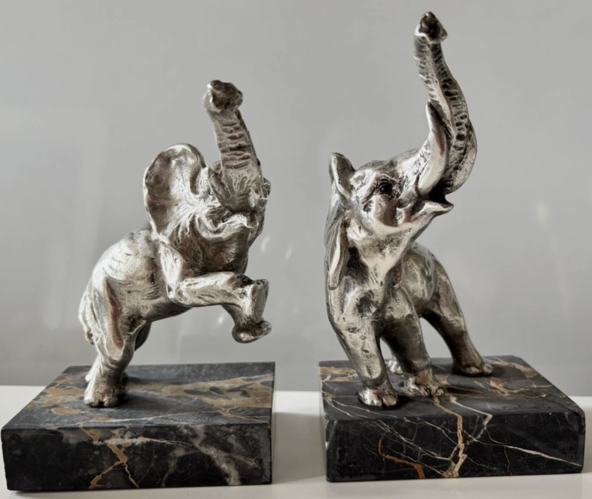 Louis FONTINELLE (1886-1964)  Serre-livres Art déco aux éléphants en bronze argenté  Signés-photo-3