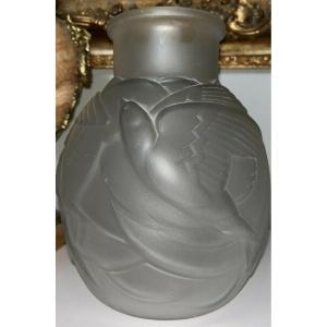 Muller Frères Lunéville Vase With Swallows In Molded Pressed Glass. Art Deco Signed
