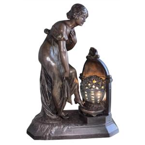 CAUSSÉ Julien (1869-1909)  "Femme a la fontaine"  Grande veilleuse Art Nouveau en régule Signée