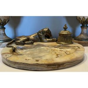 Georges GUYOT (Paris 1885-1973)  "Lionne à la toilette"  Écritoire Bronze/marbre  Signé 