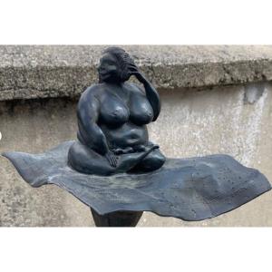 Dominique MARAVAL (1948-2010). La femme assise au téléphone. Epreuve en bronze à patine brune, 