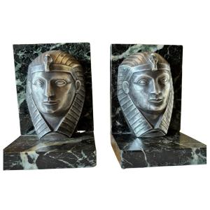 C. CHARLES Serre livres art déco bronze sur marbre représentant des visages de pharaon. Signés