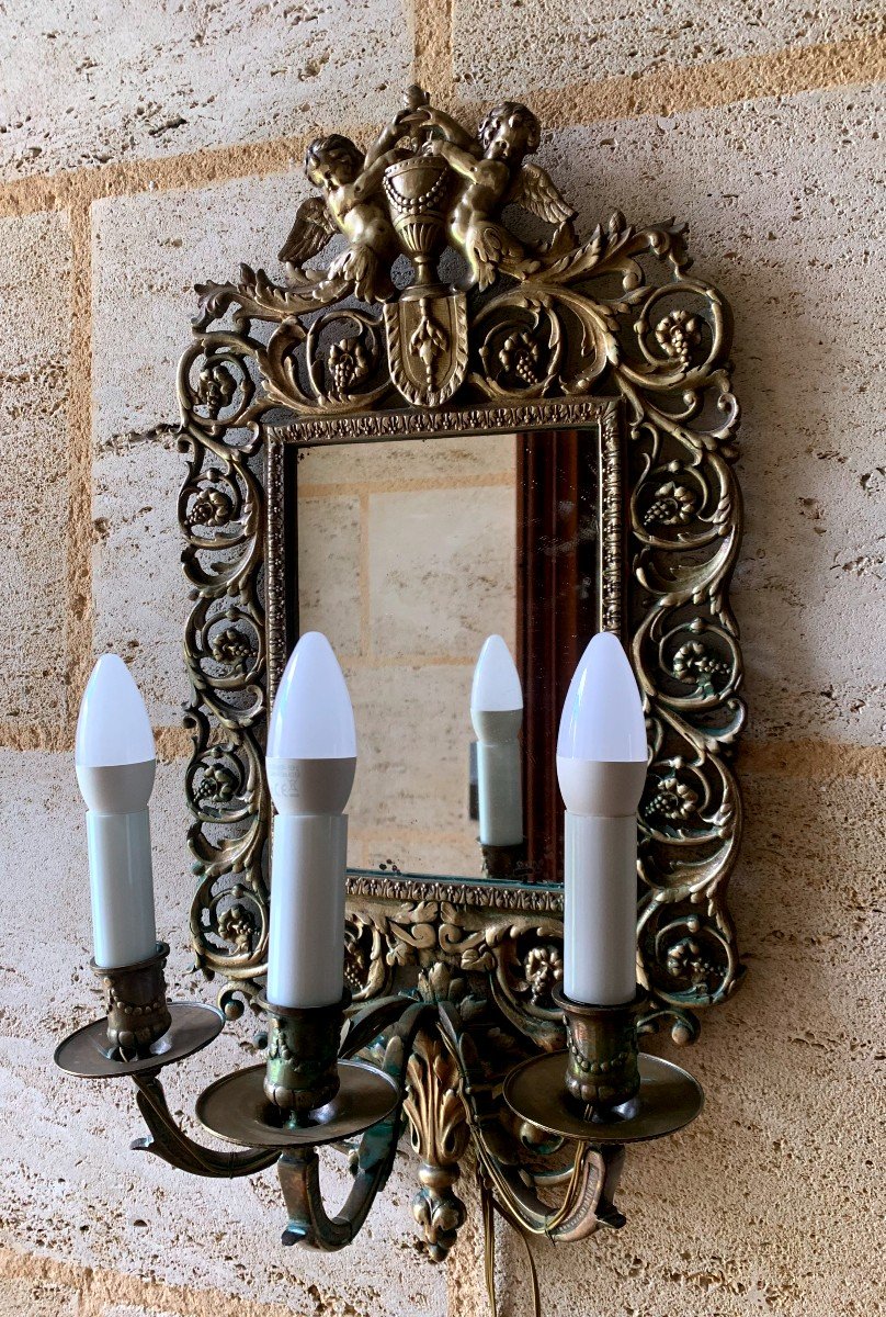 Applique Ancienne En Bronze ,à 3 Bras De Lumière Et Miroir Central .