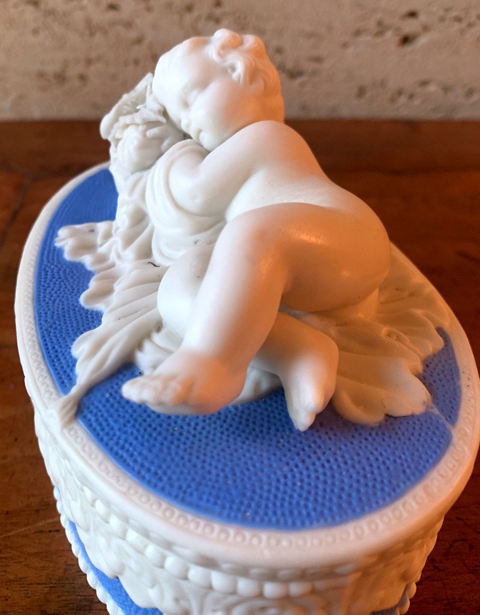 Ravissante Boîte En Porcelaine Anglaise XIXème :"le Putto Endormi "-photo-3