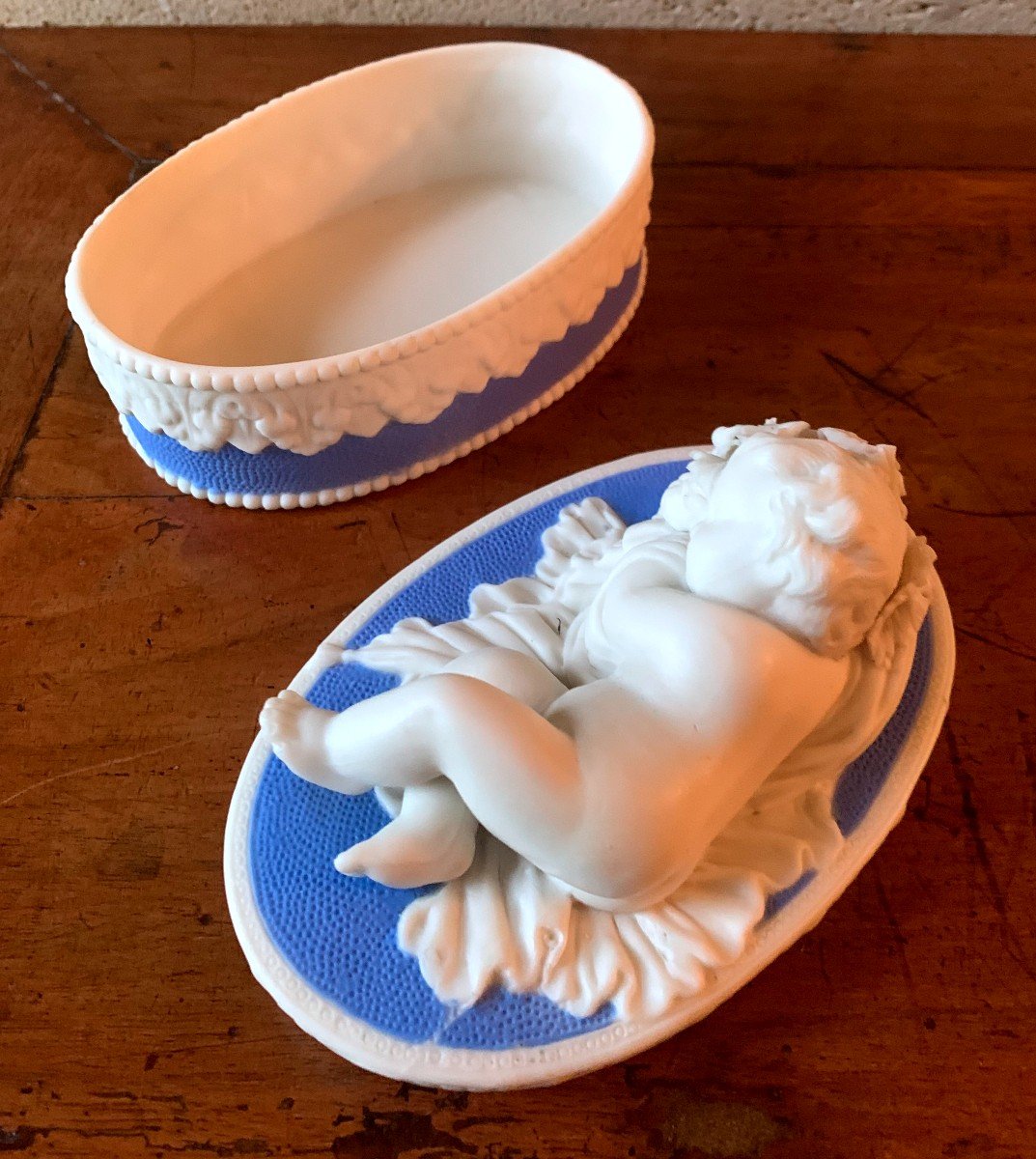 Ravissante Boîte En Porcelaine Anglaise XIXème :"le Putto Endormi "-photo-1