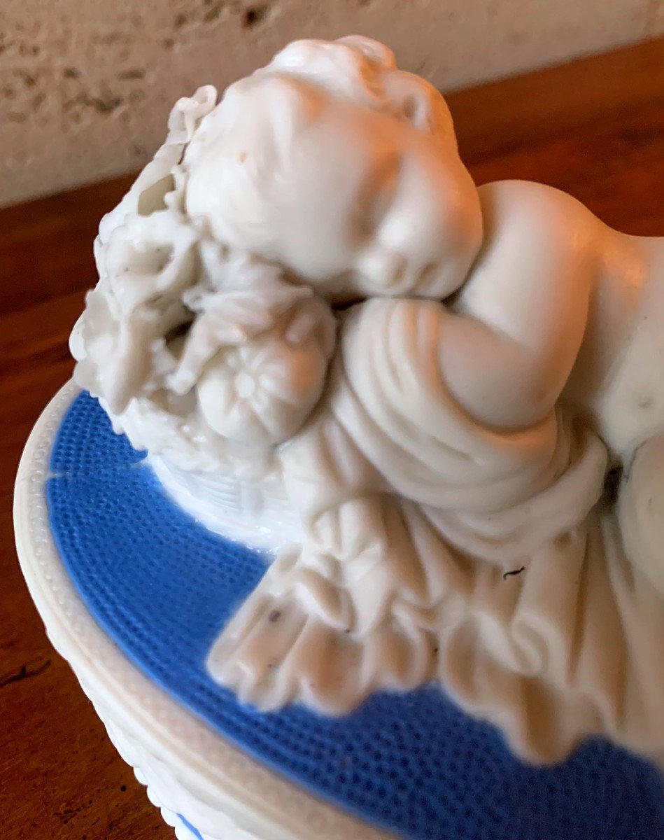 Ravissante Boîte En Porcelaine Anglaise XIXème :"le Putto Endormi "-photo-2
