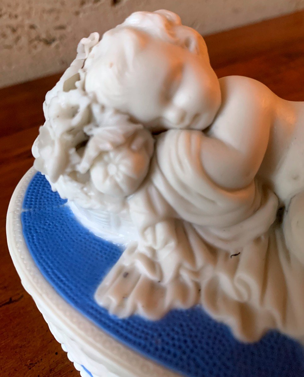 Ravissante Boîte En Porcelaine Anglaise XIXème :"le Putto Endormi "-photo-3