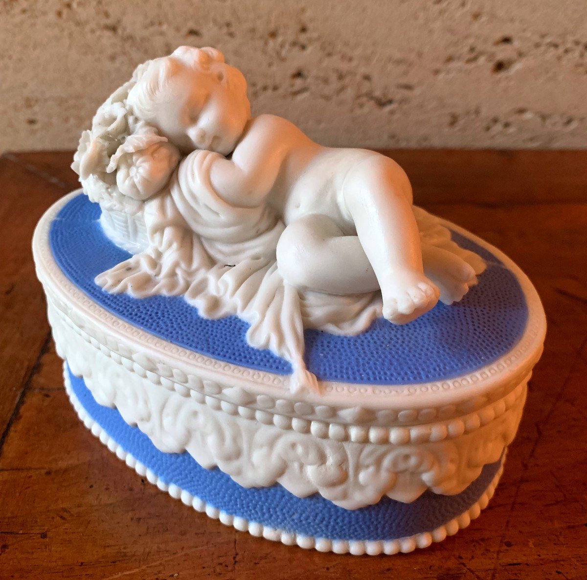Ravissante Boîte En Porcelaine Anglaise XIXème :"le Putto Endormi "
