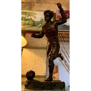 Statue En Bronze Signée G Omerth  :un Footballeur En Action