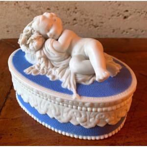 Ravissante Boîte En Porcelaine Anglaise XIXème :"le Putto Endormi "