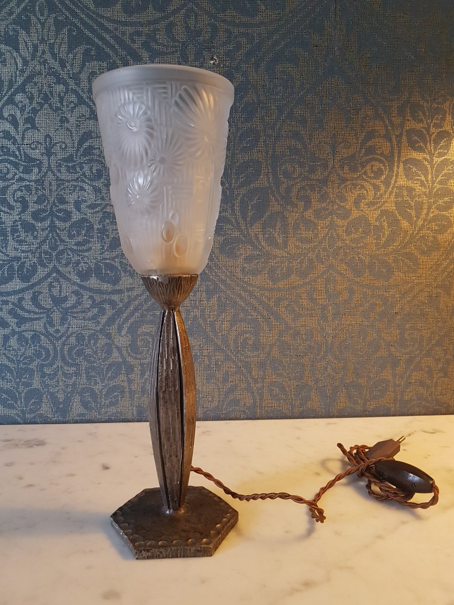 Lampe Art- Deco En Verre Et  Metal. Signe  Lorrain Nancy France. 
