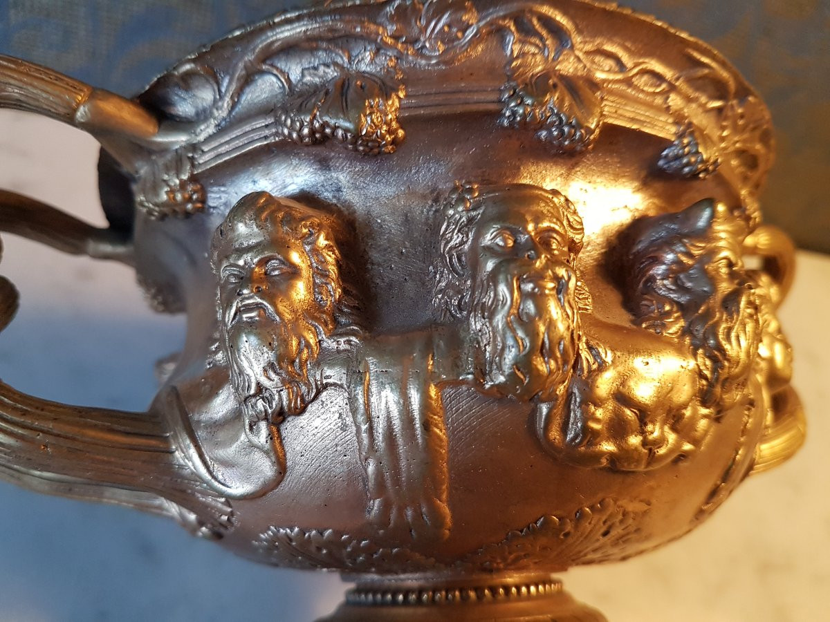 Vase En Bronze Doré Avec 8 Different Te'tes.  19eme. -photo-2