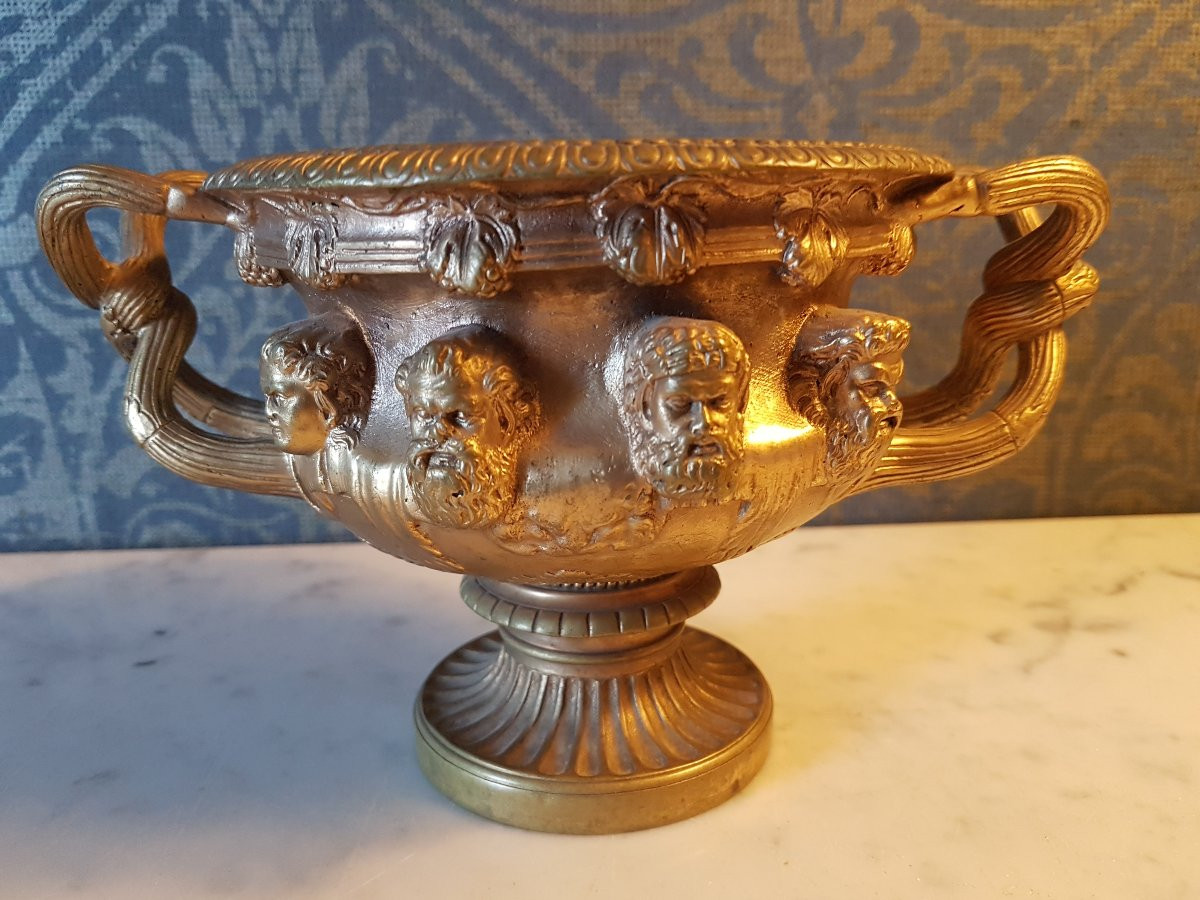 Vase En Bronze Doré Avec 8 Different Te'tes.  19eme. -photo-4