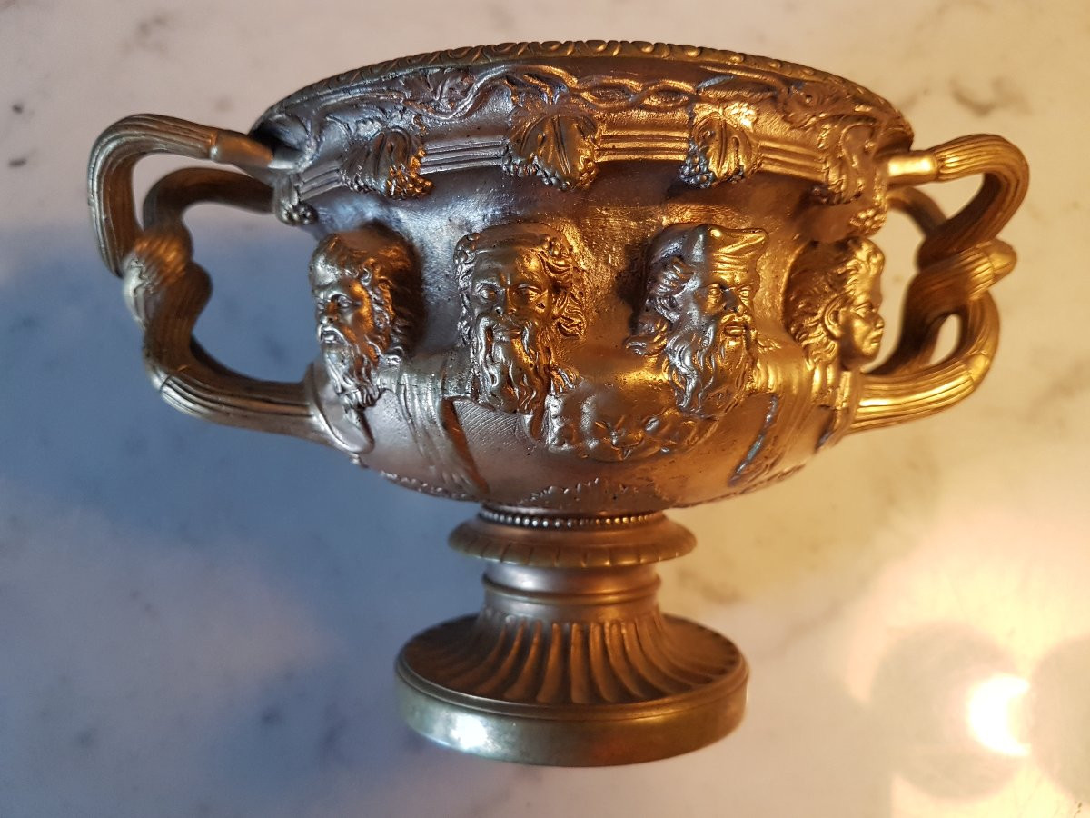 Vase En Bronze Doré Avec 8 Different Te'tes.  19eme. -photo-1