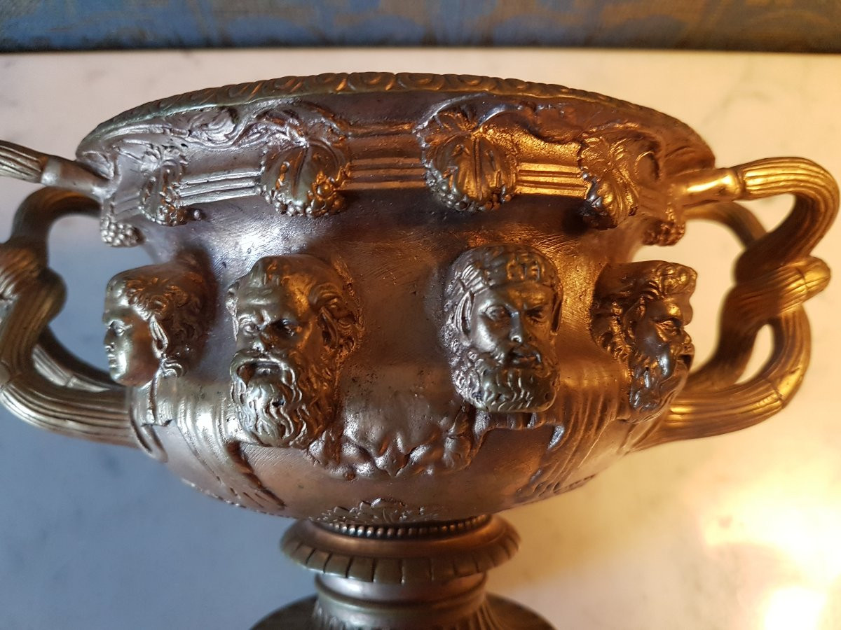 Vase En Bronze Doré Avec 8 Different Te'tes.  19eme. -photo-2