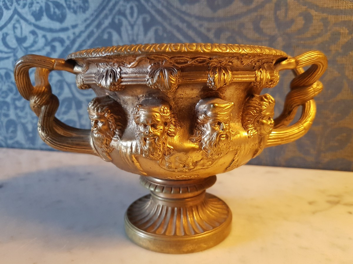 Vase En Bronze Doré Avec 8 Different Te'tes.  19eme. 