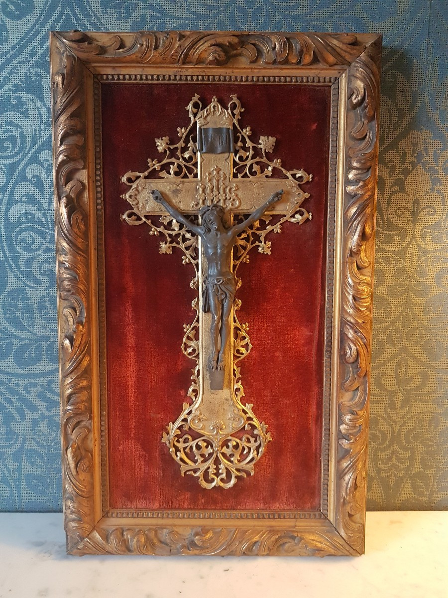 Crucifix  en bronze  en cadre'. 19eme 