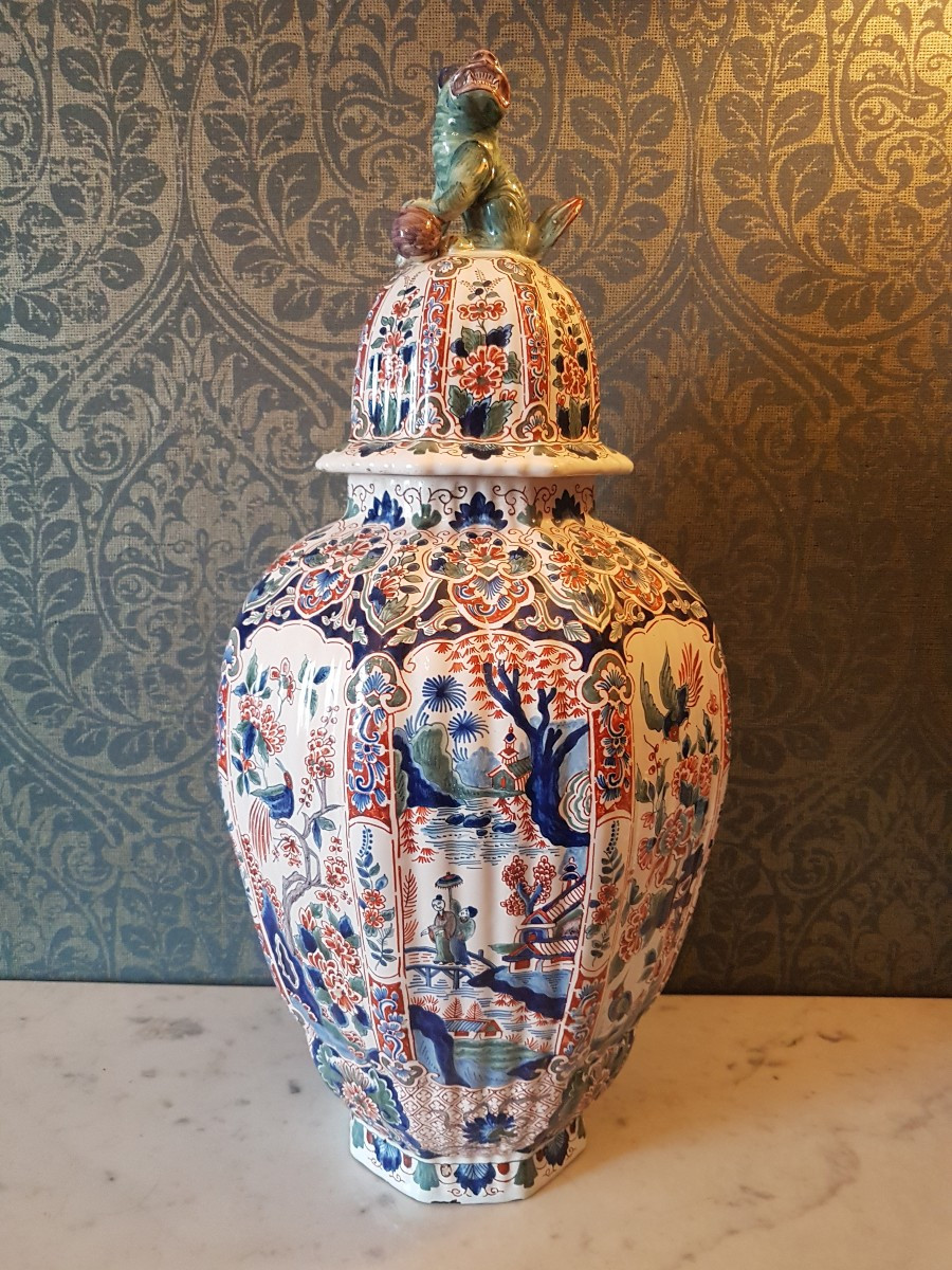 Grand vase chinoiserie en fayience.  19eme. 