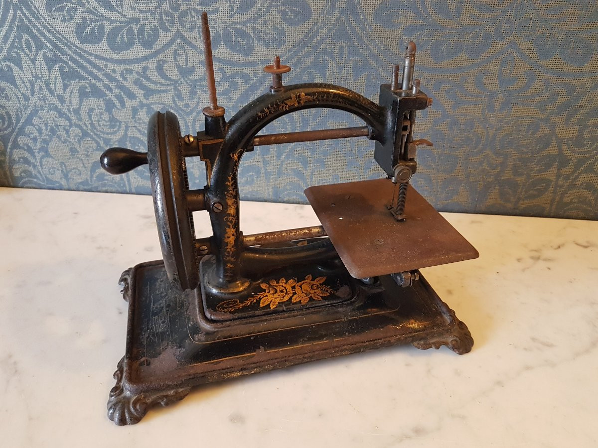 Children's Sewing Machine. Early 20th Century.-photo-6