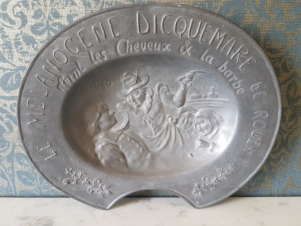Bassin de rasage en etain. Decor  avec scene medival. 20eme. 