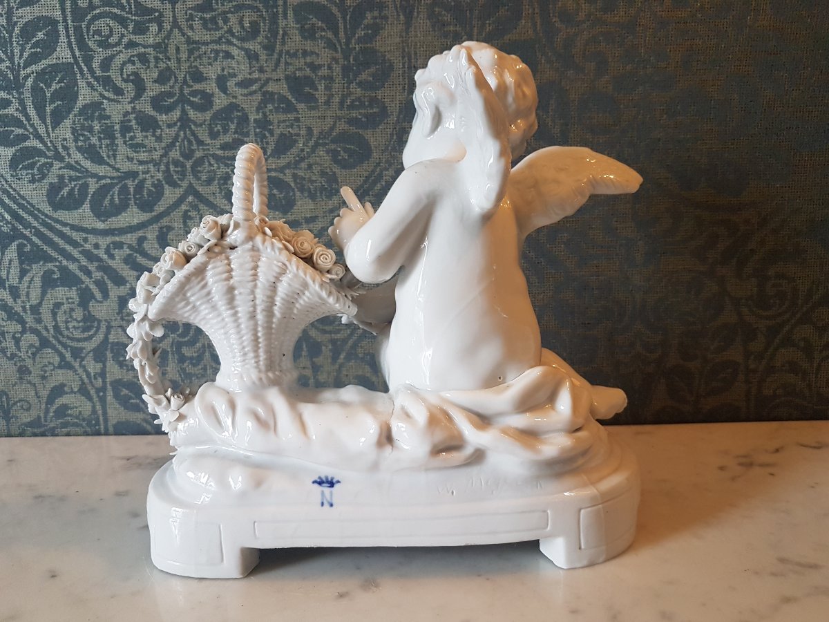 Putti  avec un panier avec fleurs en porcelaine.  Capidomonte  - itali.  1900.-photo-2