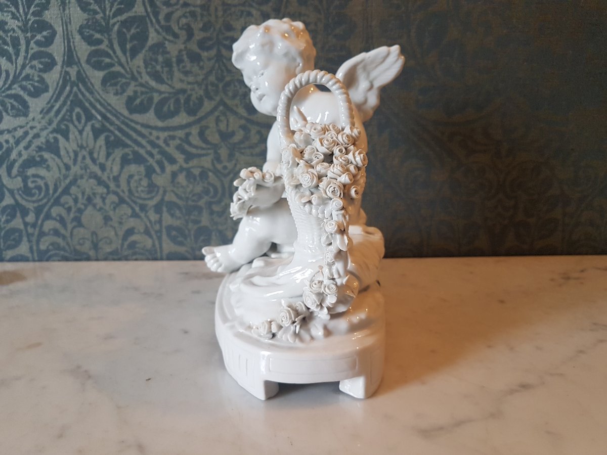 Putti  avec un panier avec fleurs en porcelaine.  Capidomonte  - itali.  1900.-photo-1