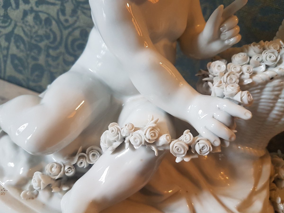 Putti  avec un panier avec fleurs en porcelaine.  Capidomonte  - itali.  1900.-photo-2