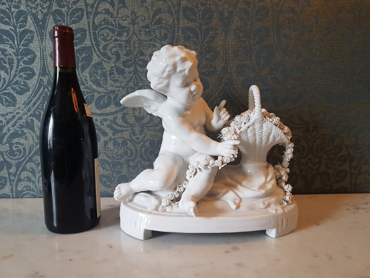 Putti  avec un panier avec fleurs en porcelaine.  Capidomonte  - itali.  1900.-photo-3