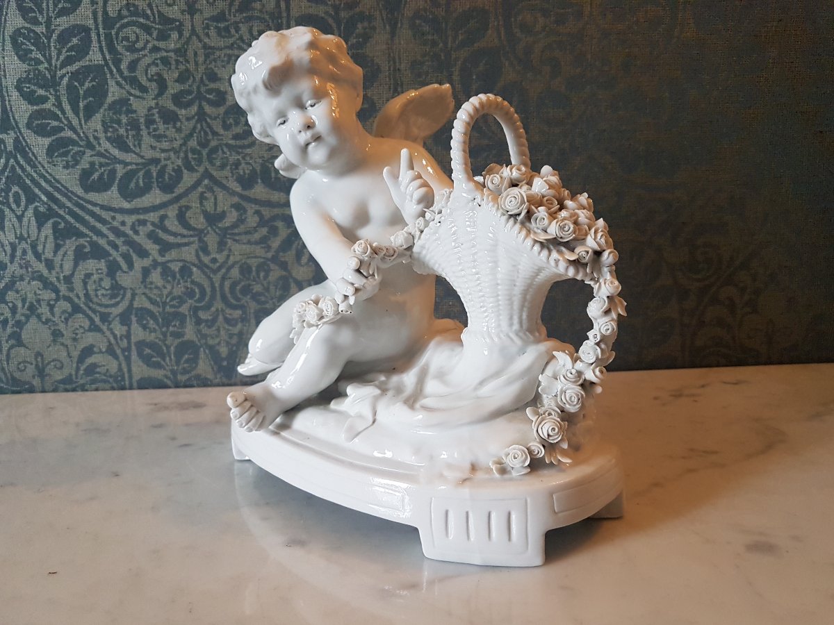 Putti  avec un panier avec fleurs en porcelaine.  Capidomonte  - itali.  1900.-photo-5