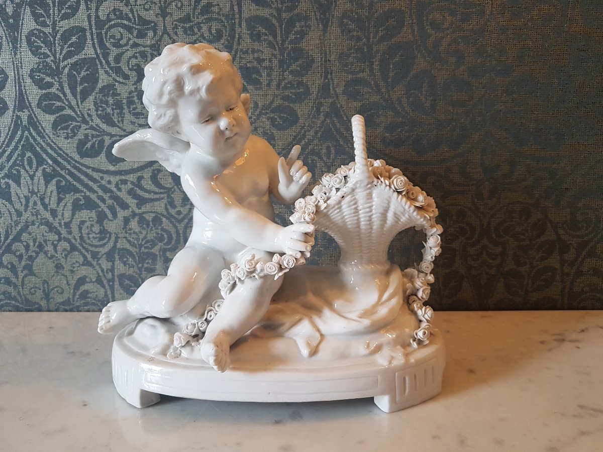 Putti  avec un panier avec fleurs en porcelaine.  Capidomonte  - itali.  1900.
