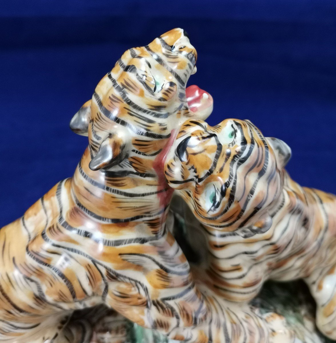 Sculpture en porcelaine de Limoges Jules Teissonniere combat de tigres-photo-1