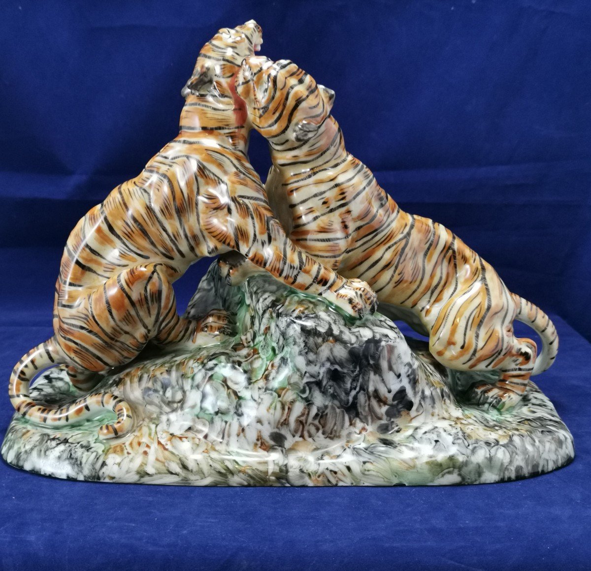 Sculpture en porcelaine de Limoges Jules Teissonniere combat de tigres