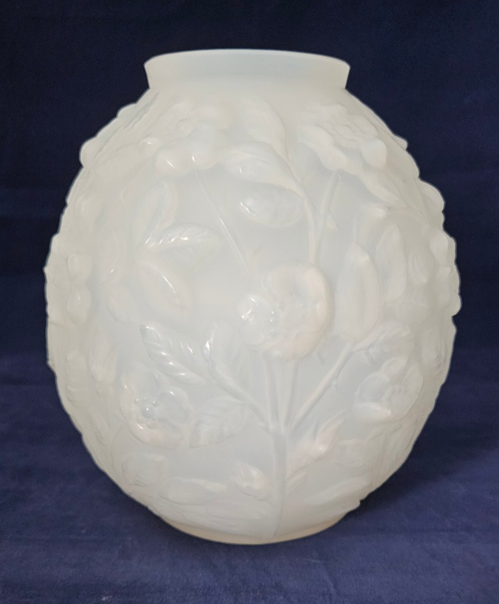 Verlys , vase boule en verre opalescent moulé pressé à décor de Fleurs en relief. Ha-photo-3