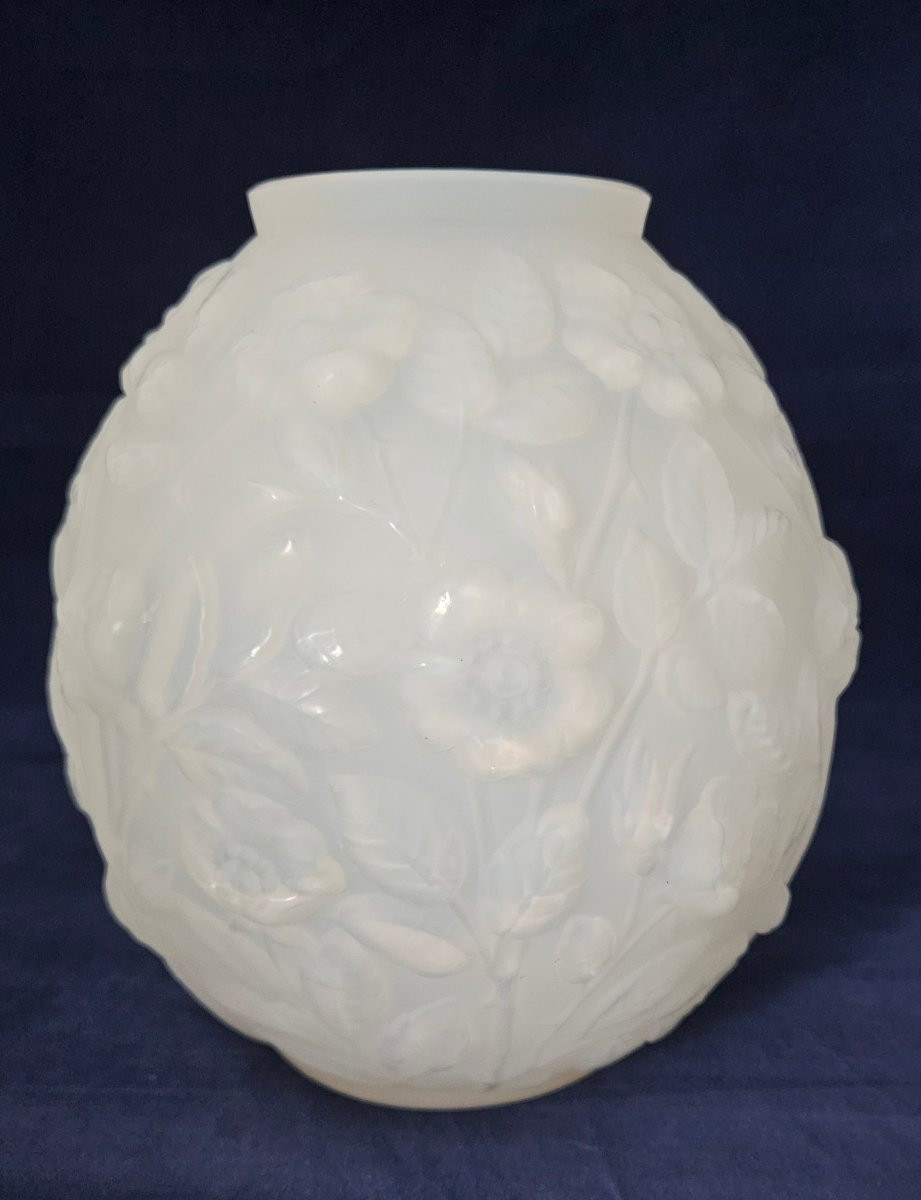 Verlys , vase boule en verre opalescent moulé pressé à décor de Fleurs en relief. Ha-photo-4