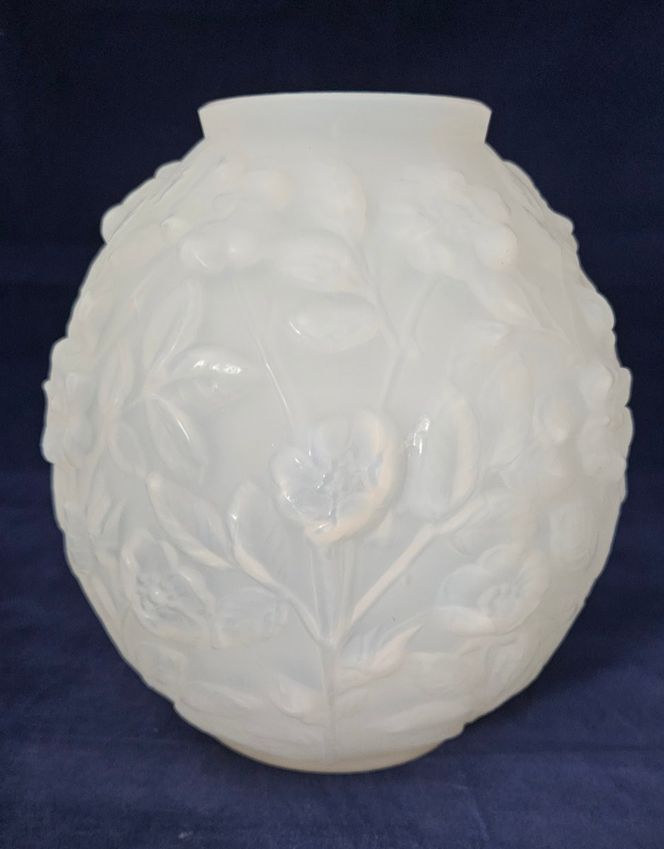 Verlys , vase boule en verre opalescent moulé pressé à décor de Fleurs en relief. Ha-photo-1