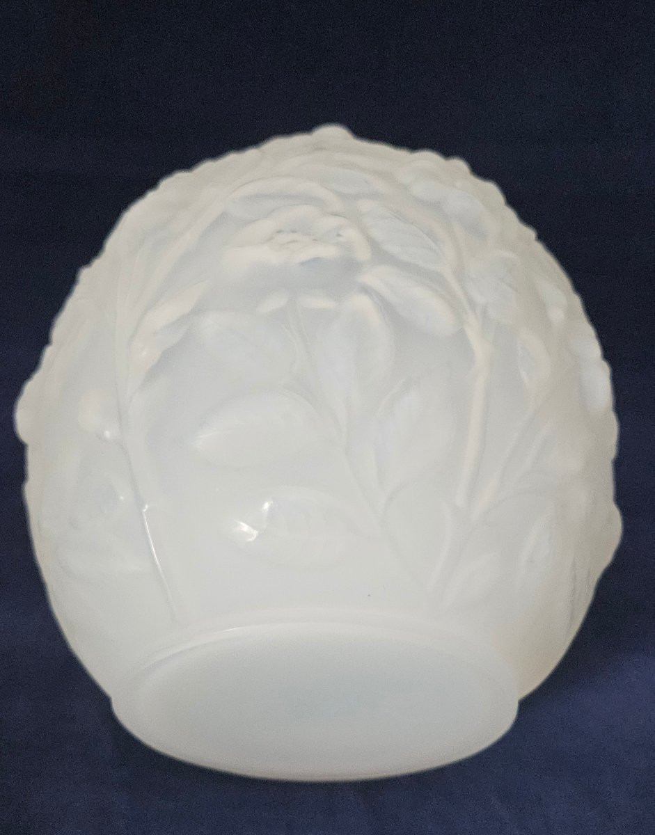 Verlys , vase boule en verre opalescent moulé pressé à décor de Fleurs en relief. Ha-photo-3
