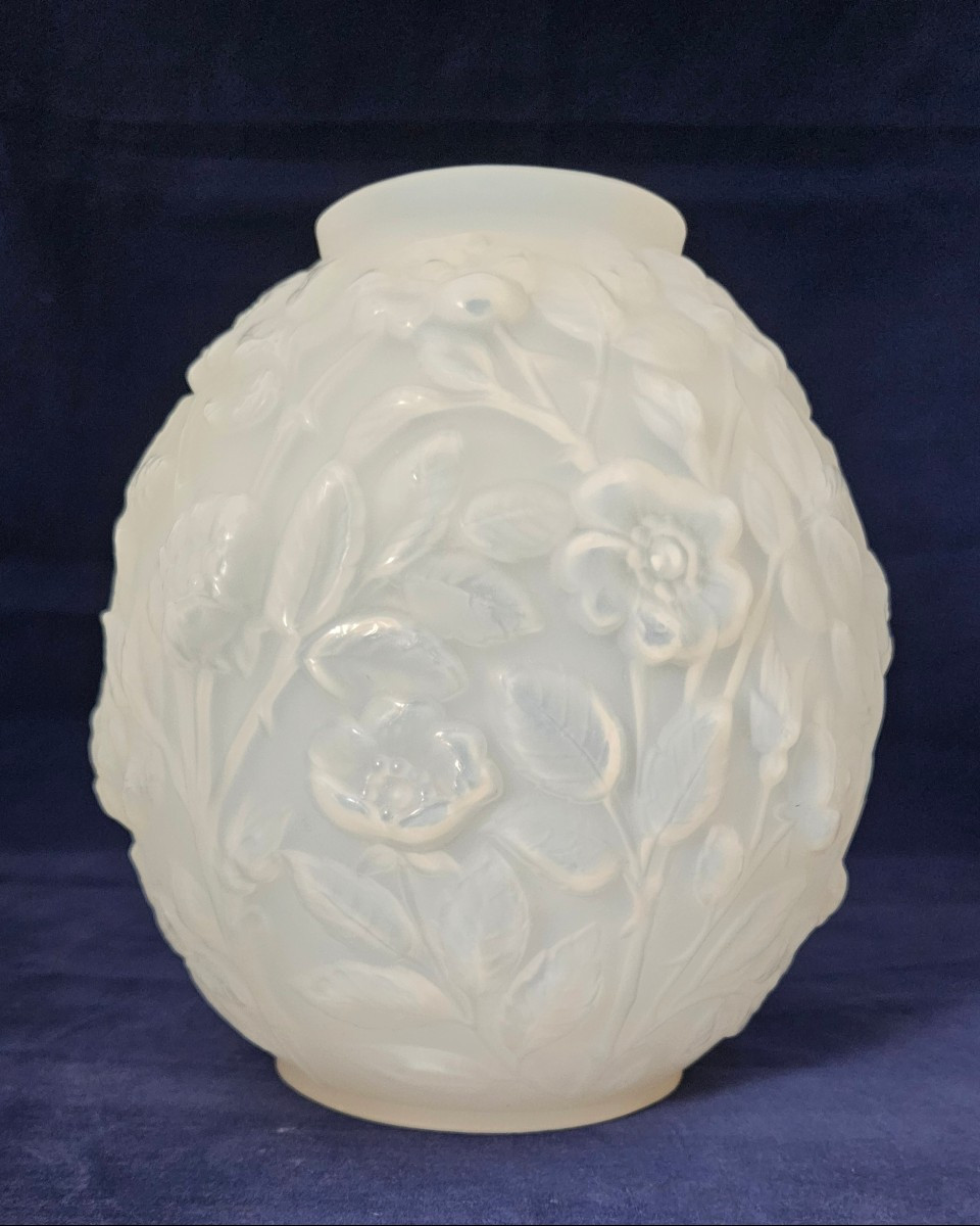 Verlys , vase boule en verre opalescent moulé pressé à décor de Fleurs en relief. Ha