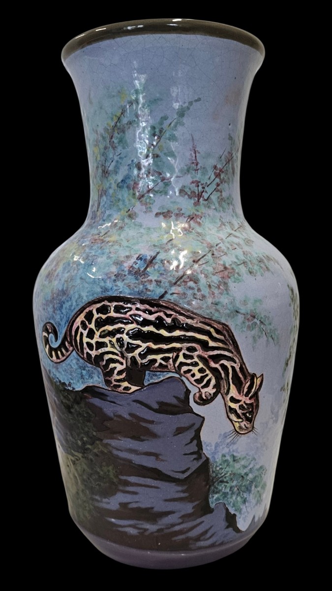 Grand vase en céramique Art déco, décor animalier aux émaux. Signé 