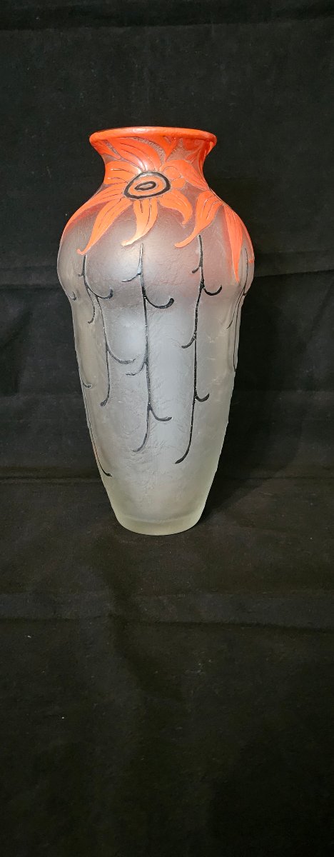 Grand vase LEGRAS décor de fleurs Art déco sur verre givré. Vers 1920