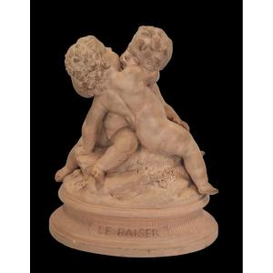 Groupe, sculpture en terre cuite d'après Berteault " Le baiser " fin 19 ème