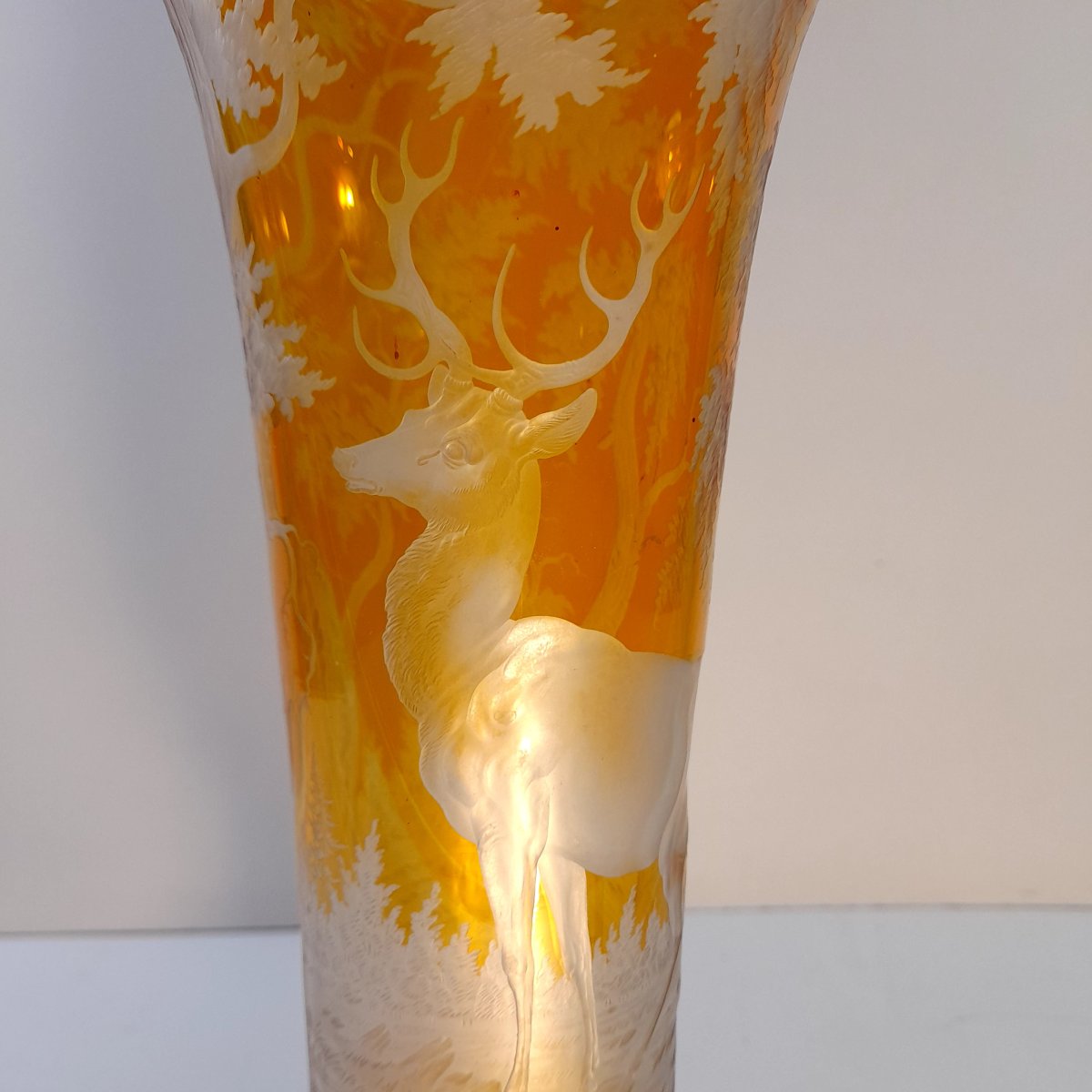 Grand vase tulipe en cristal de Bohême à décor tournant de sous bois et cerf-photo-2