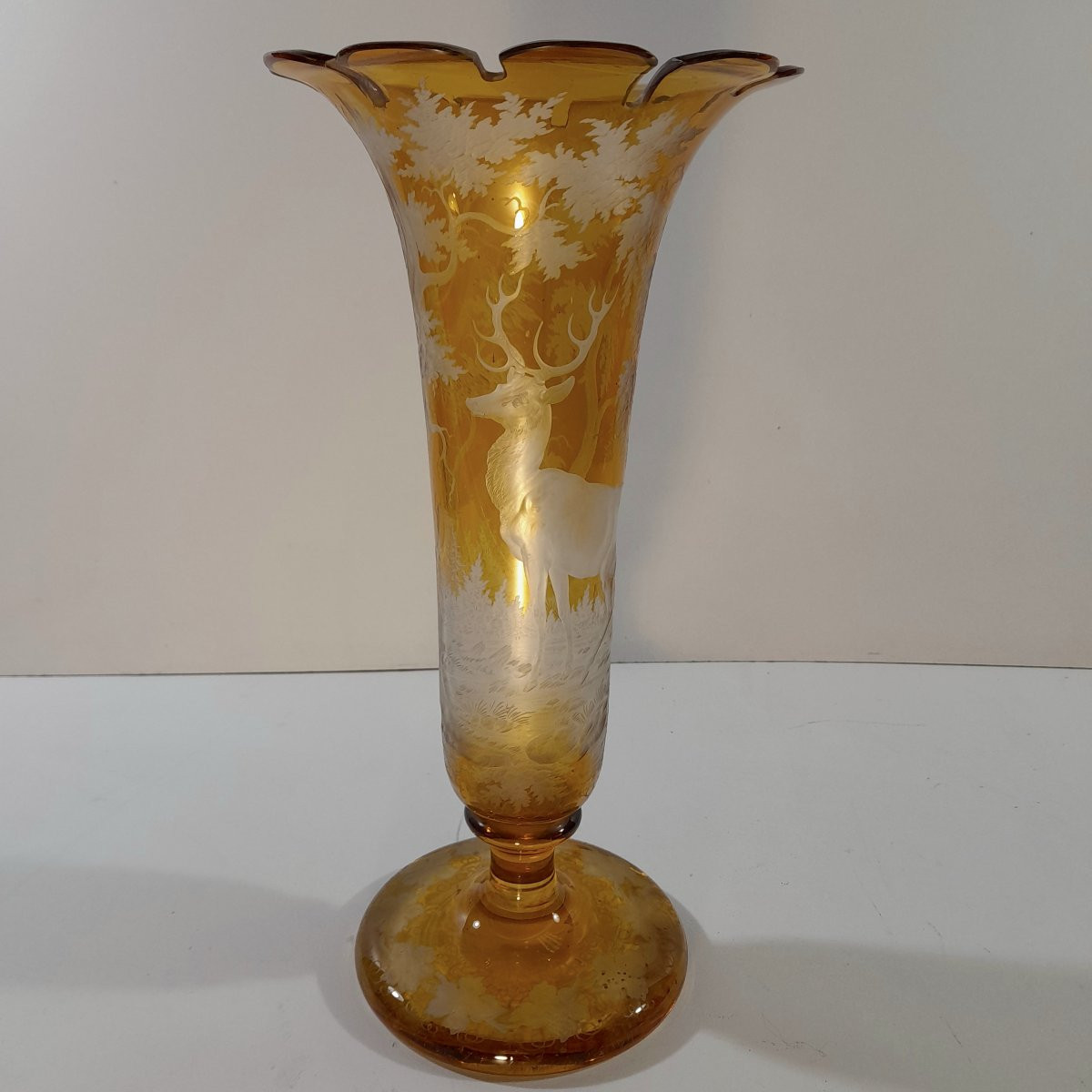 Grand vase tulipe en cristal de Bohême à décor tournant de sous bois et cerf-photo-3