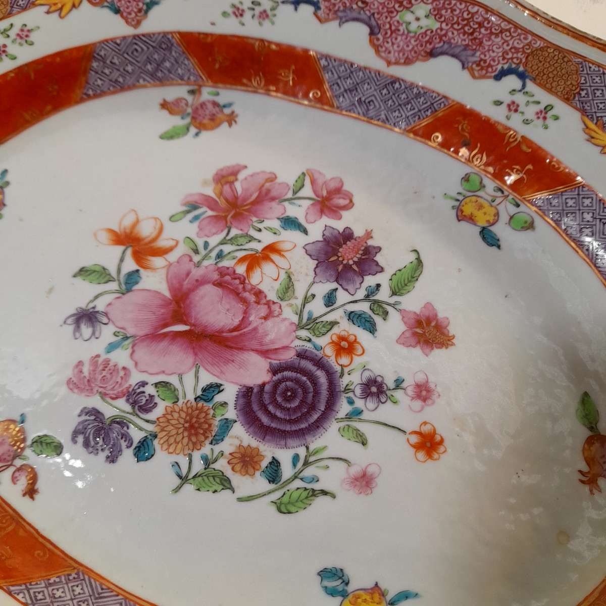 Plat chinois famille rose pour la compagnie des indes . 