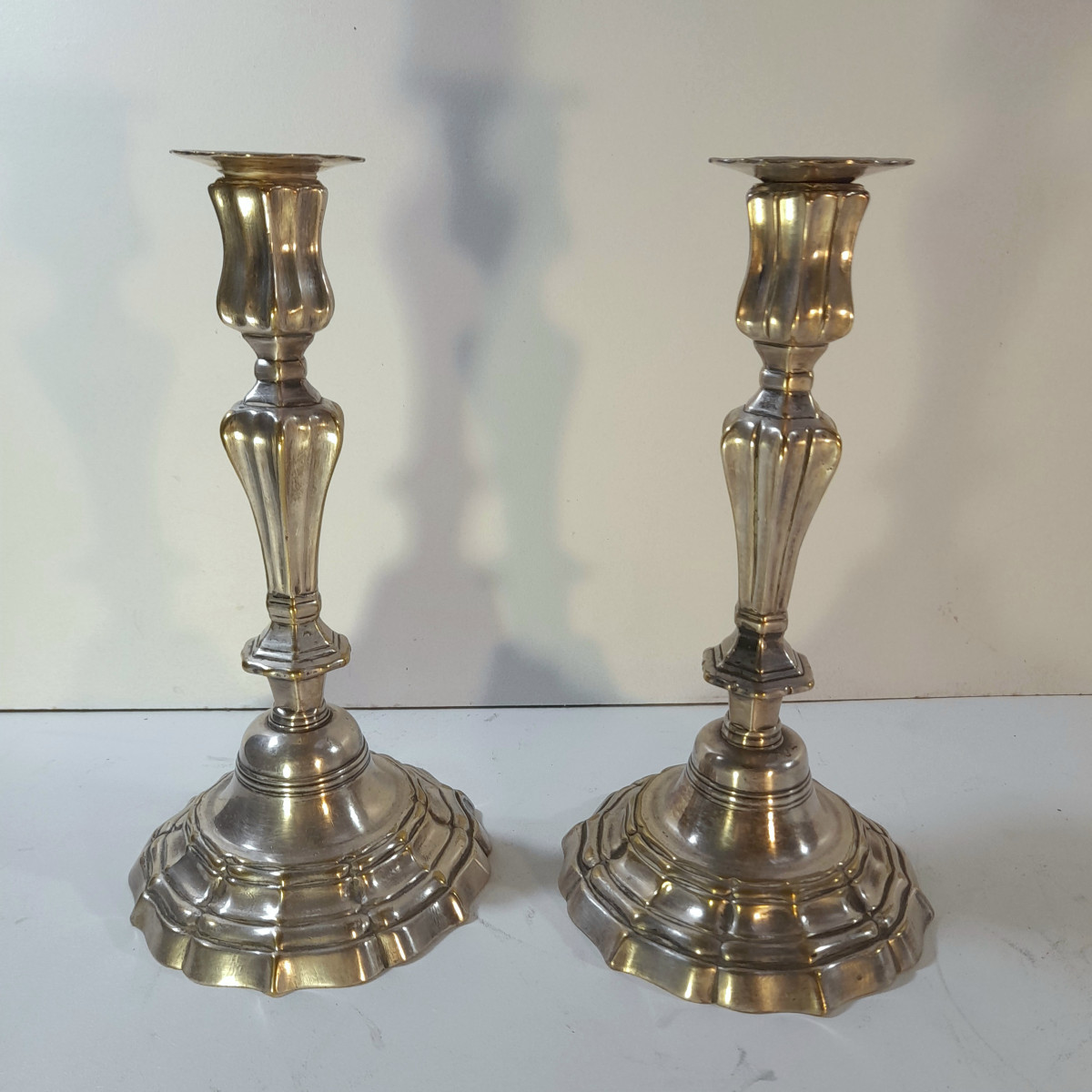 Paire de bougeoir Louis XIV en bronze argenté. 