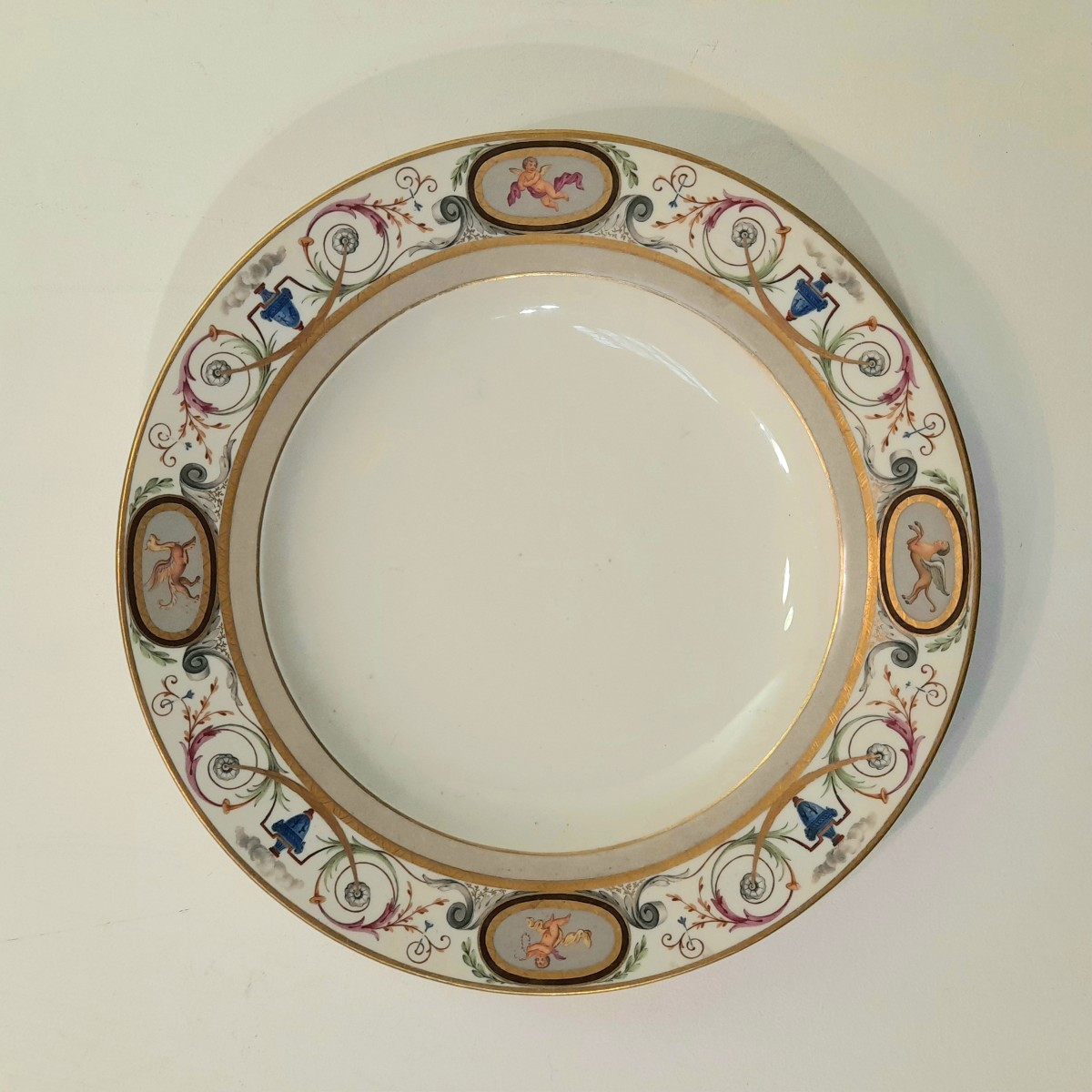 Assiette en porcelaine de la manufacture impériale de Vienne fin 18ème 
